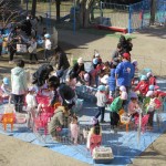 移動動物園、近所のお友達も遊びにきました。