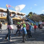 みんなで凧あげだ つかまえろ