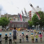 朝の体操 みんなで手をつないで1,2,3…